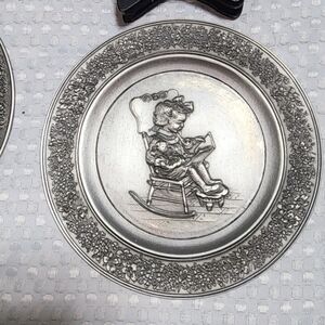 VINTAGE HALLMARK EUC 1981 ROCKING GIRL READING PEWTER COLLECTIBLE PLATE & STAND